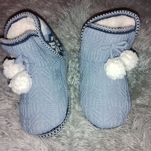 NWT Muk Luks Cozy Blue and White Women's Slippers